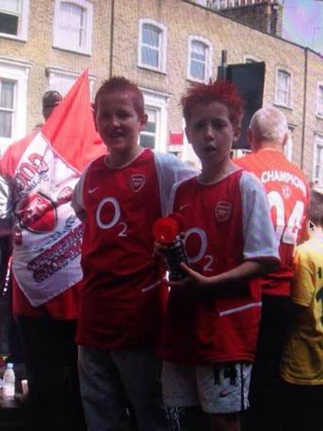 E intanto spunta una foto &#39;compromettente&#39; di un giovane Harry Kane (a sinistra). Capelli rossi e maglia dell&#39;Arsenal, l&#39;immagine risale alla festa per l&#39;ultima Premier conquistata dai Gunners, nel 2004. Kane aveva 10 anni ed evidentemente non tifava Tottenham...